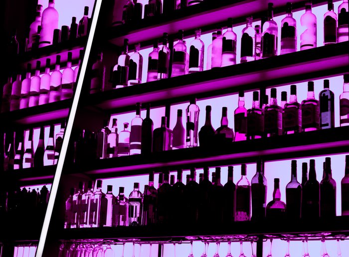 Eine Back Bar gefüllt mit unterschiedlichen Spirituosen 
