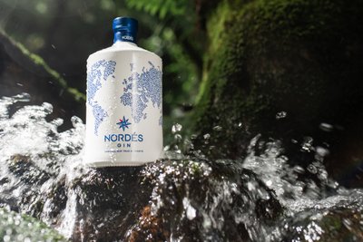 Nordés Flaschenabbildung auf einer kleinen Wasserquelle im Wald 