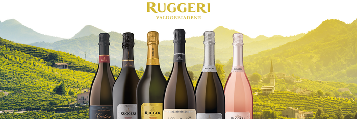 Ruggeri Prosecco Sortiment mit sechs Sorten vor malerischer italienischer Dorfkulisse Valdobbiadene