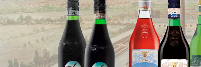 Das Sortiment von Fratelli Branca mit Spirituosen wie Brancamenta, Fernet-Branca, Caprano Bitter, Classic, Dry, Bianco, Antica Formula, Punt e Mes und Café Borghetti vor der Produktionsstätte von Fratelli Branca
