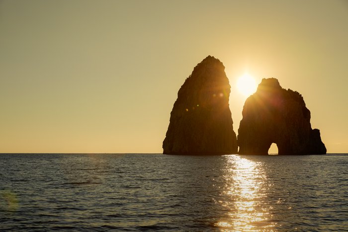 die Faraglioni-Felsen von Capri bei Sonnenuntergang