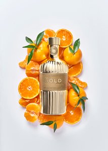Luxuriöse Flasche mit Mandarinen auf weißem Hintergrund