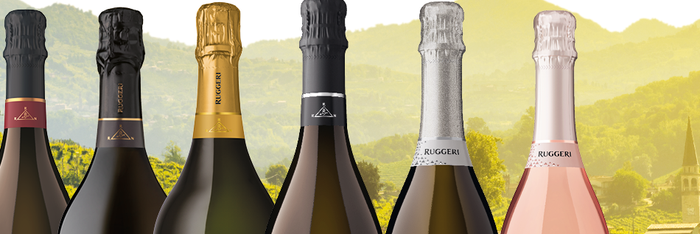 Ruggeri Prosecco Sortiment mit sechs Sorten vor malerischer italienischer Dorfkulisse Valdobbiadene