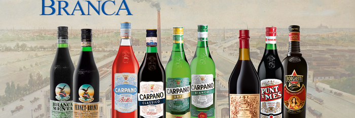 Das Sortiment von Fratelli Branca mit Spirituosen wie Brancamenta, Fernet-Branca, Caprano Bitter, Classic, Dry, Bianco, Antica Formula, Punt e Mes und Café Borghetti vor der Produktionsstätte von Fratelli Branca