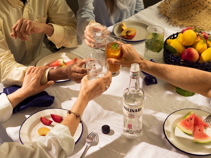 Sommerliche Tischrunde mit frischen Früchten und Getränken