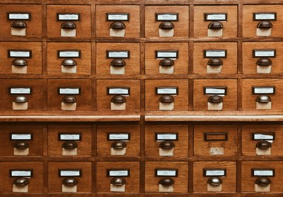 Brauner Schrank mit mehreren Schubladen und Griffen