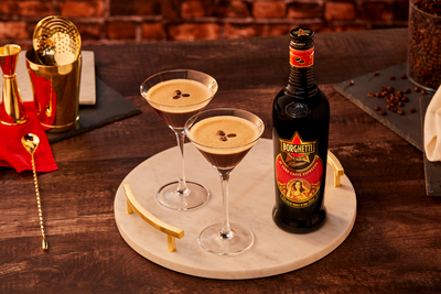 Caffe Broghetti Flasche mit zwei Gläsern Espresso Martini auf einem Tisch