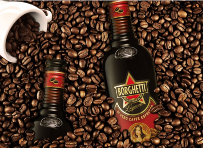 Caffe Borghetti Flasche liegt in Kaffeebohnen