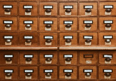 Brauner Schrank mit mehreren Schubladen und Griffen